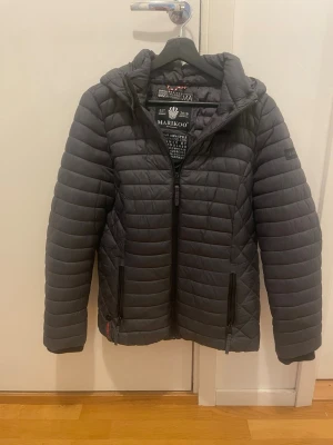 Grå jacka från Marikoo - Bra passform, snygg 