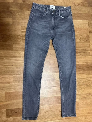 Grå slim fit jeans från Dondup - Säljer ett par grå slim fit jeans från Dondup med klassisk femficksmodell och diskreta slitningar. Jeansen har normal midja, dragkedjegylf och är tillverkade i mjuk denim med lite stretch för extra komfort. Hör av dig vid frågor eller funderingar eller vill ha fler bilder🙌