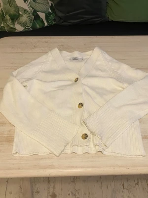 Vit kofta från NA-KD med knappar - Knappt använd.