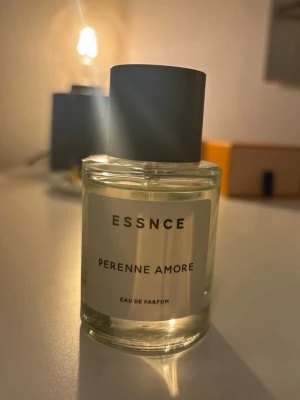 Essnce parfym  - Nästan ny parfym från essnce, doften är perenne amore och är inspirerad av Valentino Donna Born in Roma 