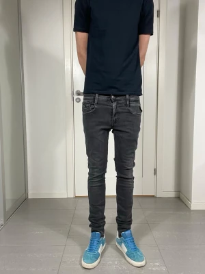 Replay Anbass Jeans  - Säljer nu dessa grå/svarta Replay Anbass Jeans, W30 o L32, skriv för fler bilder/frågor🙌🏼