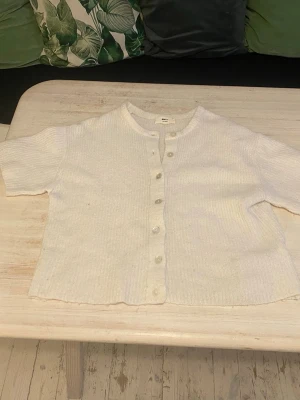 2 pack kofta. - Säljs i par då de är svåra att få sålda. Rosa är aldrig använd och vita är använd mycket och inte ä toppen skick därför räknar jag in den, den blir nästan gratis.