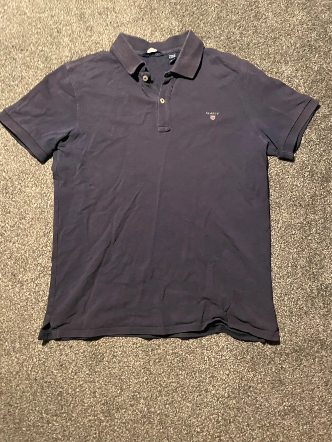 Mörkblå pikétröja från Gant