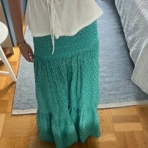Grön långkjol med mönster - Jag säljer denna sååå söta kjolen som knappt kommit till användning!💚den är superstretchig så den passar allt från xs till l