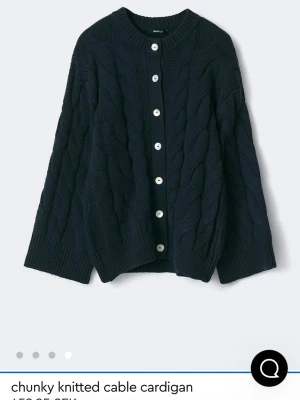 Gina chunky knitted cable cardigan  - Populära koftan från Gina, helt ny med prislapp i storlek S. Slutsåld på hemsidan. Andra bilden är min egen.