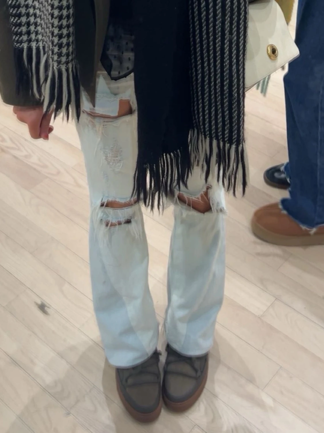 Ljusblå slitna bootcut jeans - 1