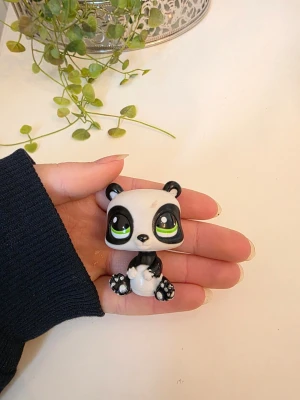 littlest pet shop - Littlest pet shop panda authentisk   Finns fler i min profil för bundle, följ gärna för att se fler jag lägger ut.
