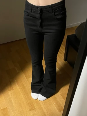 Svarta bootcut jeans  -  svarta bootcut jeans helt nya 