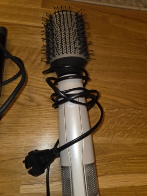 Rundborste varmluftsborste vit - Varmluftsborste. Sparsamt använd. 100kr 