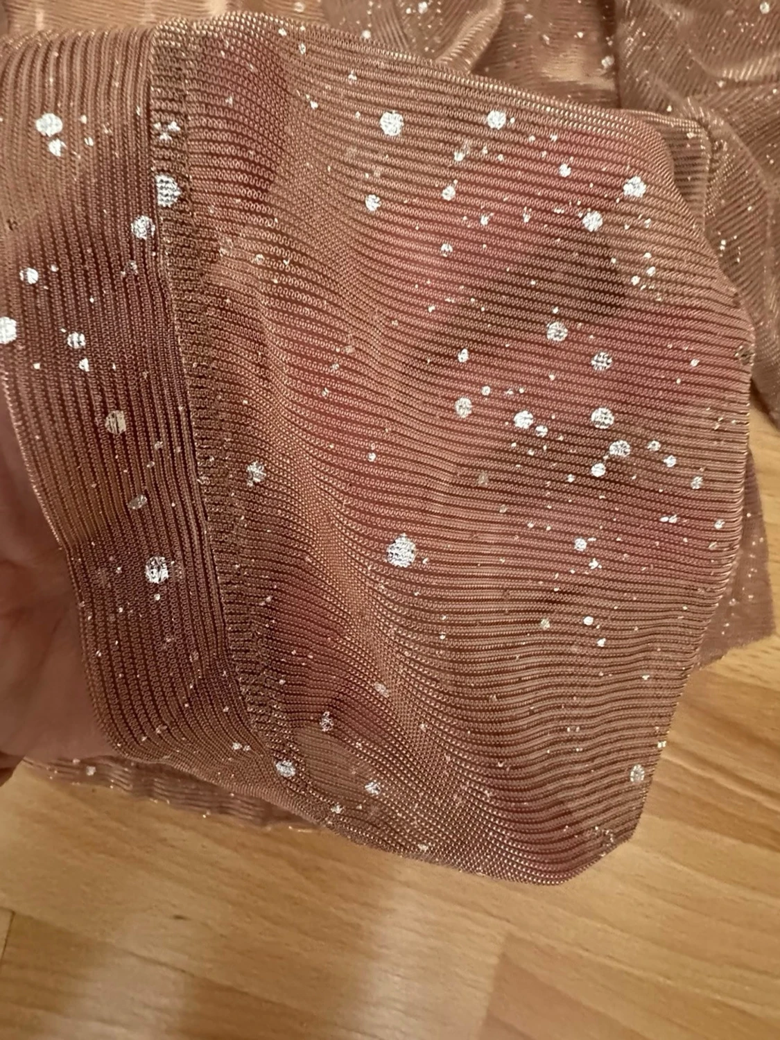 Ny. Glittrig meshkofta i beige - 2