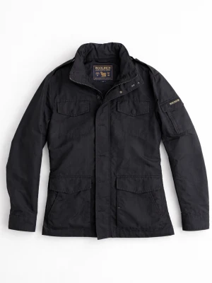 Woolrich Field Jacka Svart - En riktigt snygg field jacka från Woolrich, perfekta vårjackan! Fint skick, inga defekter! Storlek M, modellen är ca 182, 70kg. Kontakta mig för fler frågor och funderingar!