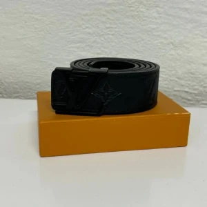 Bälte - Snyggt svart bälte i skinn med klassiskt och diskret mönster längs hela bältet. Perfekt accessoar för att lyfta vilken outfit som helst. Kommer i originalförpackning.