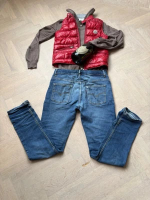 Levi’s 512 14 år - Säljer ett par klassiska blå  Levi's 512:or med raka ben och femficksmodell. Jeansen har normalhög midja och tydliga sömmar på bakfickorna. Perfekta för en avslappnad och tidlös stil. Har tydliga tecken på användning men är ändå i bra skick. Hör av er vid minsta fundering!