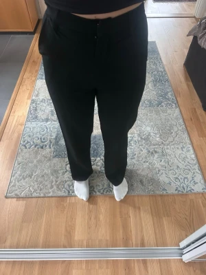 Svarta kostymbyxor från Bik Bok - Snygga svarta kostymbyxor från Bik Bok med raka ben och hög midja. Diskreta sidofickor. Knappt använda, inget slitage. Passar 175 cm