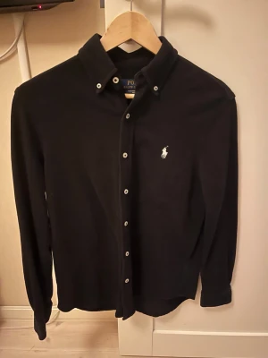 Svart skjorta från Polo Ralph Lauren - Klassisk svart skjorta från Polo Ralph Lauren i modellen fathers weight! Svart/vit!