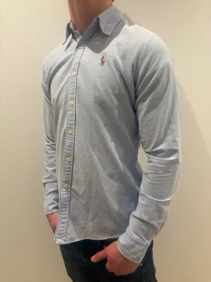 Ljusblå Ralph lauren skjorta - strl S - Ralph Lauren skjorta 👔✨ Ljusblå och stilren 💙 Storlek S 👀 Snygg passform som funkar både uppklätt och mer avslappnat 😎🔥 Klassisk och tidlös design Kolla in profilen för flera feta Ralph Lauren skjortor 👀🔥 Hör av er om ni har frågor eller vill ha fler bilder 💬