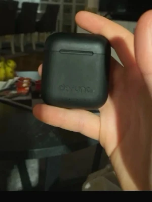 Svarta trådlösa hörlurar Defunc - Säljer ett par svarta trådlösa in-ear hörlurar från Defunc med laddningsetui. Etuiet är matt svart och har en stilren, fyrkantig form med rundade kanter. Perfekt för dig som vill ha smidiga hörlurar till mobilen eller datorn.