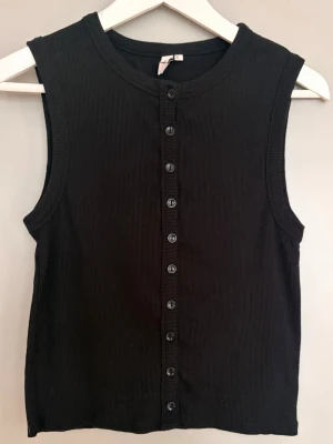 Svart väst-topp  - Jättefin svart väst topp från Nelly. Säljer då den inte passade mig så bra och är därför endast prövad en gång men inte använd mer.