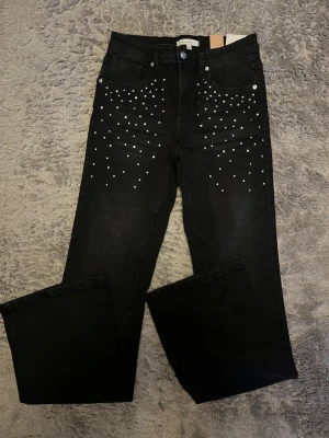 Rhinestone jeans  - Raka midwaist rhinestone jeans i helt nytt skick💫🩷