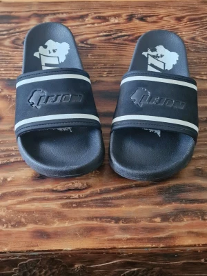 Badtofflor - Använda en säsong. Färgen är lite utsliten på sina ställen men annars hela. Stl 41