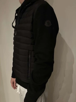 Svart Moncler Cardigan - Svart moncler jacka köpt från NK i stockholm, kvitto och kontoutdrag finns för bevis på ektighet. Bättre pris går att ordna vid SNABB affär.