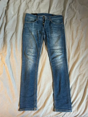 Dondup jeans  - Snygga dondup jeans, modell George. Storlek 31, mycket bra skick! :)