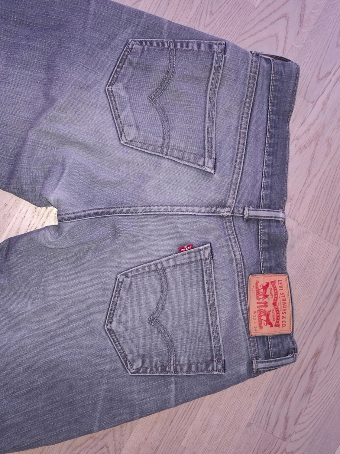 Grå Levi's jeans med raka ben