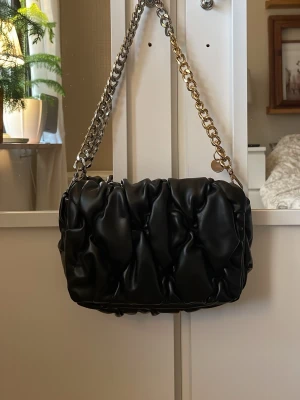 Svart handväska  - Svart handväska från K. Cobler. Har aldrig använt den så den är i nyskick. Axelband i läder medföljer även. 