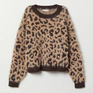 Leopard tröja - Säljer min super fina leopard tröja från hm. Endast använd 1 gång. Köpt för 300. Helt slutsåld på hemsidan. Skriv privat för egna bilder. Priset kan diskuteras vid snabb affär!💕💕