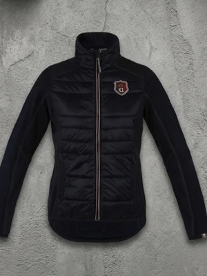 Kingsland Hybridjacka Dam - XS - Kingsland Hybridjacka Dam - XS Snygg, äkta Kingsland-jacka i nyskick med alla originaletiketter kvar. Modellen kombinerar en lätt vadderad framsida med stretchiga ärmar för maximal rörlighet och värme. • Skick: Helt ny/oanvänd. • Detaljer: Klassiskt KL-emblem på bröstet, logotyp på kragen och smidig tvåvägsdragkedja. • Storlek: XS. • Färg: Svart. Perfekt som sportigt mellanlager eller lättare ytterjacka. Passa på att fynda ett premiumplagg i toppskick! 