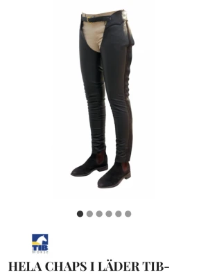 Långa chaps  - Mörkbruna chaps från tib använda kanske en gång Stl M jätte fina. Innerbens längd mått ca 70 tror jag. Nypris 1800kr