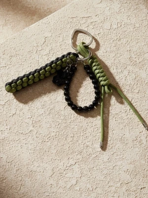 Handgjord Väskcharm & Nyckelring – Grön / Svart Paracord - Säljer en unik nyckelring med flätad grön och svart paracord, svart pärlarmband och en liten svart björn. Nyckelringen har en metallkarbin i hjärtform och passar perfekt som accessoar till väska eller nycklar.