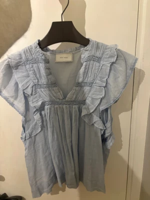 Ljusblå volangblus från Neo Noir - Kommer inte till användning längre! Inga defekter.