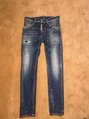 Blå jeans - Väldigt fina jeans storlek 14Y för er som undrar jag är 177 lång och jeansen passar mig perfekt den är inte liten eller stor den sitter exakt på mig och är den perfekta storleken för mig och er som är 177 eller mindre 