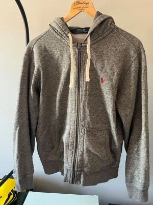 Ralph Lauren zip Hoodie - En snygg grå Ralph Lauren zip hoodie🤩 Storlek: M