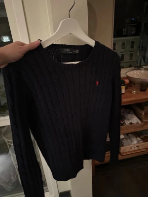 Ny Ralph Lauren tröja - Mörkblå tröja från ralph lauren som känns som ny, köpt för ca 2000 från Zalando men säljer för 499 OBS dam storlek.