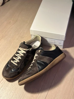 Maison margiela gats  - Tjena ! Nu finns dessa Maison margiela gatsen till salu i denna najs svart bruna färgen. Dem är i bra skick och storlek 43. OBS dem är INTE äkta, men kvalitet är ändå prima:) 