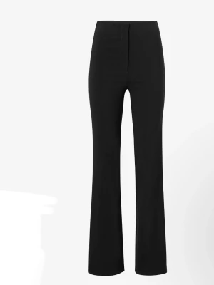 Svarta utsvängda kostymbyxor - Snygga svarta kostymbyxor med hög midja och utsvängda ben. Byxorna har en stilren design utan synliga fickor och stängs med dold dragkedja fram. Perfekta för en trendig och clean look. Suuuper stretchig och bekväm 🎀