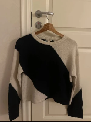 Svart/vit stickad tröja – cropped  – trendig/ Czarny biały sweter dzianinowy - Säljer en trendig svart/vit stickad tröja från Gina Tricot  Sitter snyggt och passar perfekt till både jeans och casual outfits. Passar bra till både sommarn när det är varmare och även när det är kallare ute.   ✔️ Bra skick ✔️ Mjuk och skön ✔️ Storlek 158/164  Säljes pga används inte längre  Pris kan diskuteras. Hör av dig vid frågor!   #trendig #stockholmstil #stickad #ginatricot #svartvit #snygg #tröja 