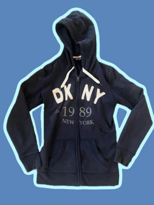 Marinblå zip-hoodie från DKNY - Super mjuk mörkblå hoodie från DKNY, den är storlek xs men skulle säga att den passar mer som S/M. Skriv för mer bilder eller annan info, pris är diskuterbart! 💗