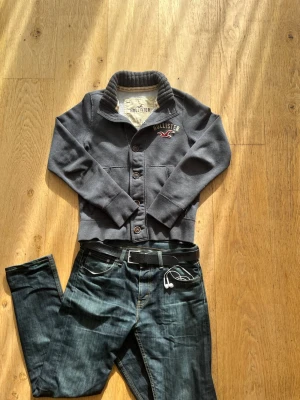 Snygg Hollister cardigan - Säljer sjukt fet hollister cardigan 🙌   Storlek: S Skick: 8/10 🔥  Använd sparsamt men har några igensydda hål på baksidan av ena ärmen (syns på sista bilden) Perfekt nu när våren börjar komma!  💬Skriv vid frågor! 💸 Pris kan diskuteras vid snabb affär! 📦 Skickas snabbt!