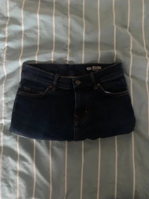 Mörkblå jeanskjol från Levi's - säljer denna jeanskjol eftersom den inte passar mig längre❤️