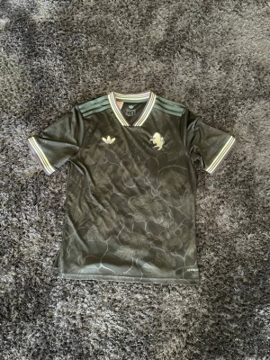 Fotbollströja Juventus - 🌑Säljer en helt ny Juventus 3 ställ tröja 🌑     📏Passar som XS (strl 164 men är större i rl) 📏 ⭐️köppt från Unisport ⭐️