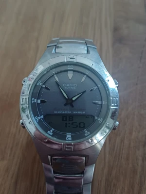 Casio Edifice silverklocka - Casio Edifice armbandsur i silver med både analog och digital display. Klockan har en rund urtavla, metallarmband och tydliga indexmarkeringar. 