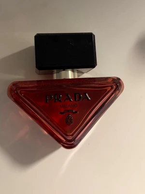 Prada paradoxe radical essence - Prada paradoxe radical essence parfym 30 ml. Knappt använd. Doftnoter: neroliolja och apelsinblomma, saltad pistagenöt, sandelträackord