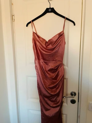 Festklänning/ satinklänning - Fin festklänning i satin säljes.