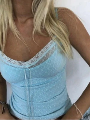 Fin spetstopp - Jättefin blå spetstopp med rosett som är perfekt för sommaren🩵Köpte på plick för några år sedan men endast använd en gång eftersom den inte riktigt passar mig. Det står ingen lapp men skulle uppskatta att den är S men passar även på liten M och sitter lite lösare på XS.