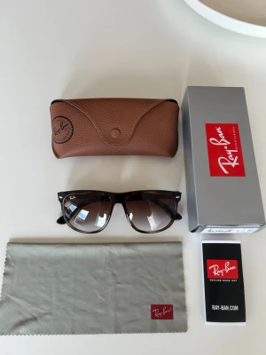 Ray-Ban Boyfreind Solglasögon  - Ray-Ban Boyfreind Solglasögon. Fint skick. Alla OG följer med vid köp. Har du frågor? Släng iväg ett dm! 