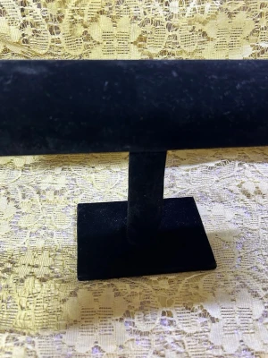  sammetsarmbandställ - Snyggt svart armbandställ i sammet med T-formad design. Perfekt för att visa upp eller organisera armband och klockor på ett stilrent sätt. Stället har en stadig rektangulär fot och passar bra på sminkbordet eller i garderoben.