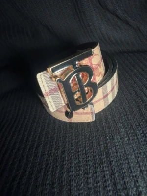 Guldig ring med pärldetalj - Snygg ring i guldfärg med en rund vit pärldetalj på ovansidan. Ringen har en enkel och stilren design som passar perfekt för dig som gillar klassiska accessoarer med en twist. Perfekt att matcha med andra smycken för en personlig stil.